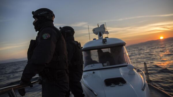 Membros Agência Europeia da Guarda de Fronteiras e Costeira (Frontex) de Portugal patrulham perto da ilha grega de Lesbos, 8 de dezembro de 2015 - Sputnik Brasil