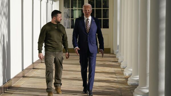 O presidente Joe Biden (D) e o presidente ucraniano Vladimir Zelensky caminham ao longo da Colunata da Casa Branca em Washington, 21 de dezembro de 2022 - Sputnik Brasil