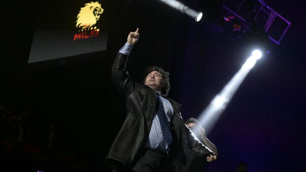 Javier Milei, então candidato presidencial argentino, aplaude apoiadores no encerramento de sua campanha para as eleições primárias de 13 de agosto, na Movistar Arena, em Buenos Aires, em 7 de agosto de 2023 - Sputnik Brasil