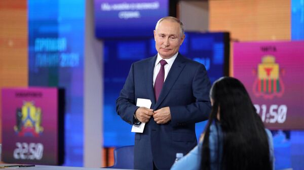 Presidente Vladimir Putin respondendo a cidadãos na última edição do Linha Direta com Vladimir Putin, 30 de junho de 2021 - Sputnik Brasil