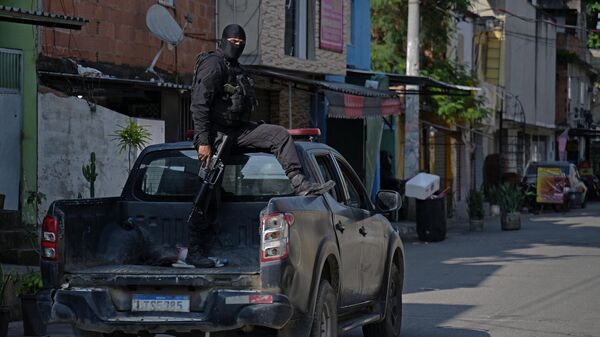 Policiais militares realizam operação contra traficantes de drogas na favela da Maré. Rio de Janeiro, 16 de outubro de 2023 - Sputnik Brasil