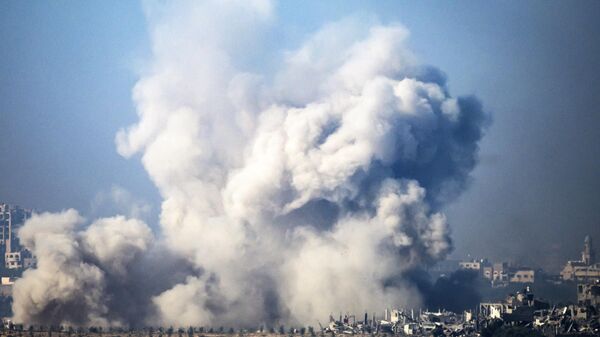 Fumaça sobe de edifícios após serem atingidos por ataques israelenses nas batalhas entre Israel e militantes do Hamas,  
na fronteira com a Faixa de Gaza, sul de Israel, 1º de dezembro de 2023 - Sputnik Brasil
