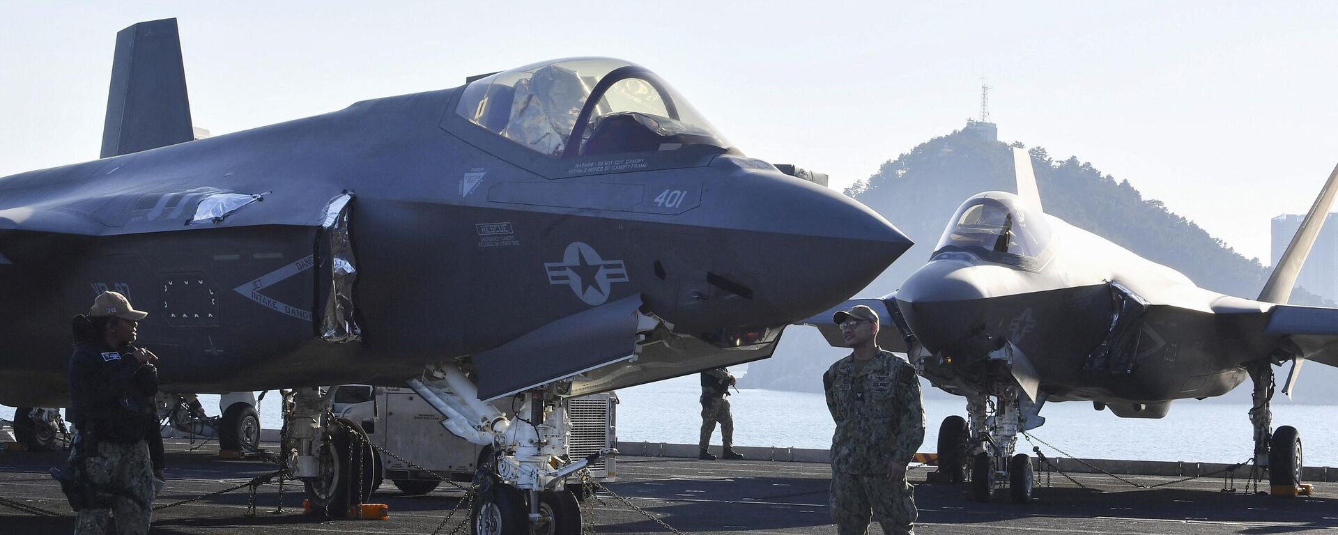 Militares da Marinha dos EUA em frente a um avião F-35C Lightning II no convés de voo do USS Carl Vinson, porta-aviões de propulsão nuclear dos EUA, durante visita à base naval sul-coreana na cidade de Busan. Coreia do Sul, 22 de novembro de 2023 - Sputnik Brasil, 1920, 20.12.2023