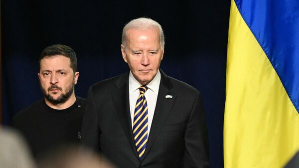 O presidente dos EUA, Joe Biden, e o presidente da Ucrânia, Vladimir Zelensky, chegam para entrevista coletiva na Casa Branca. Washington, D.C., 12 de dezembro de 2023 - Sputnik Brasil