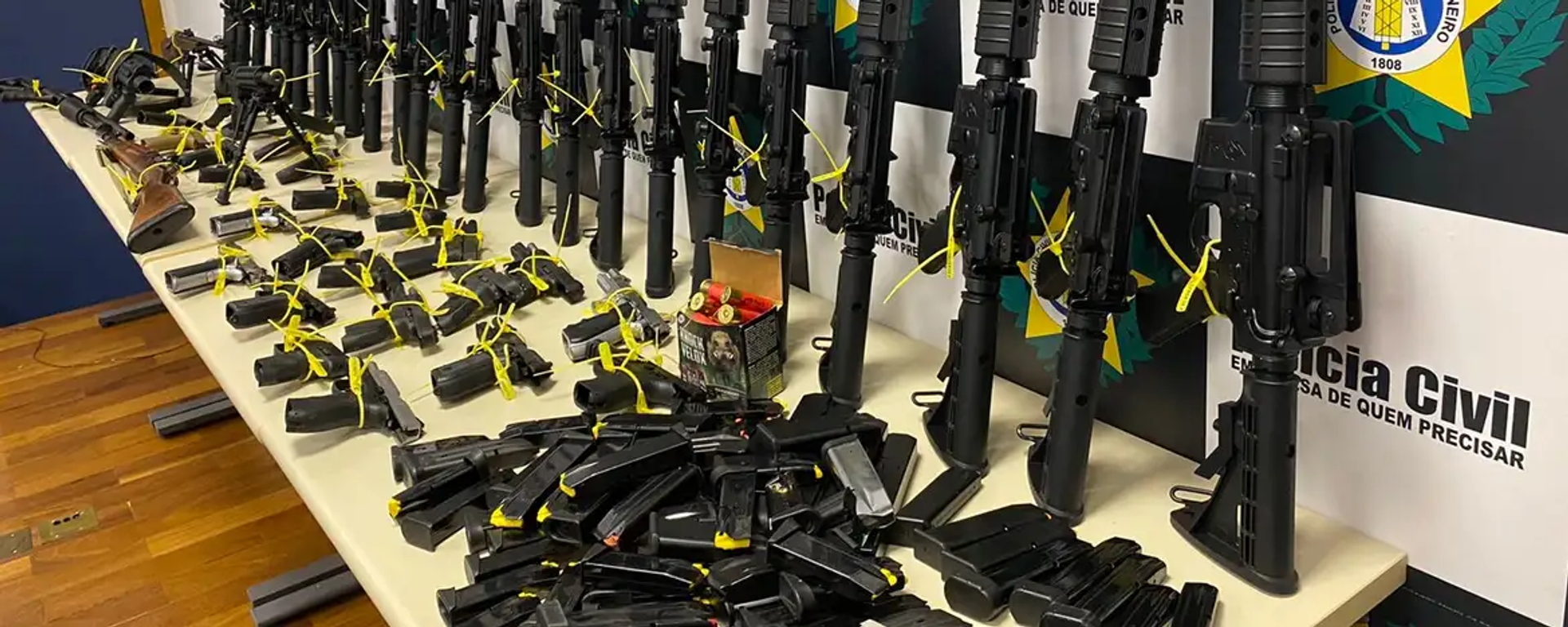 Fuzis e demais armas de fogo apreendidas pela Polícia Civil durante operações. Rio de Janeiro, novembro de 2023 - Sputnik Brasil, 1920, 22.04.2024