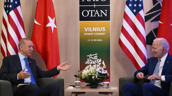 O presidente dos EUA, Joe Biden (à direita), e o presidente da Turquia, Recep Tayyip Erdogan, durante conversação bilateral na cúpula da Organização do Tratado do Atlântico Norte (OTAN) em Vilnius, Lituânia, em 11 de julho de 2023 - Sputnik Brasil