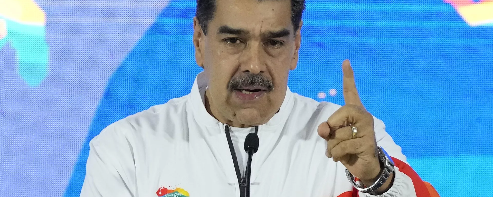 Nicolás Maduro, presidente da Venezuela, dá entrevista coletiva após votar em referendo sobre a reivindicação por Caracas de Essequibo, região administrada e controlada pela Guiana, em 3 de dezembro de 2023 - Sputnik Brasil, 1920, 29.07.2024