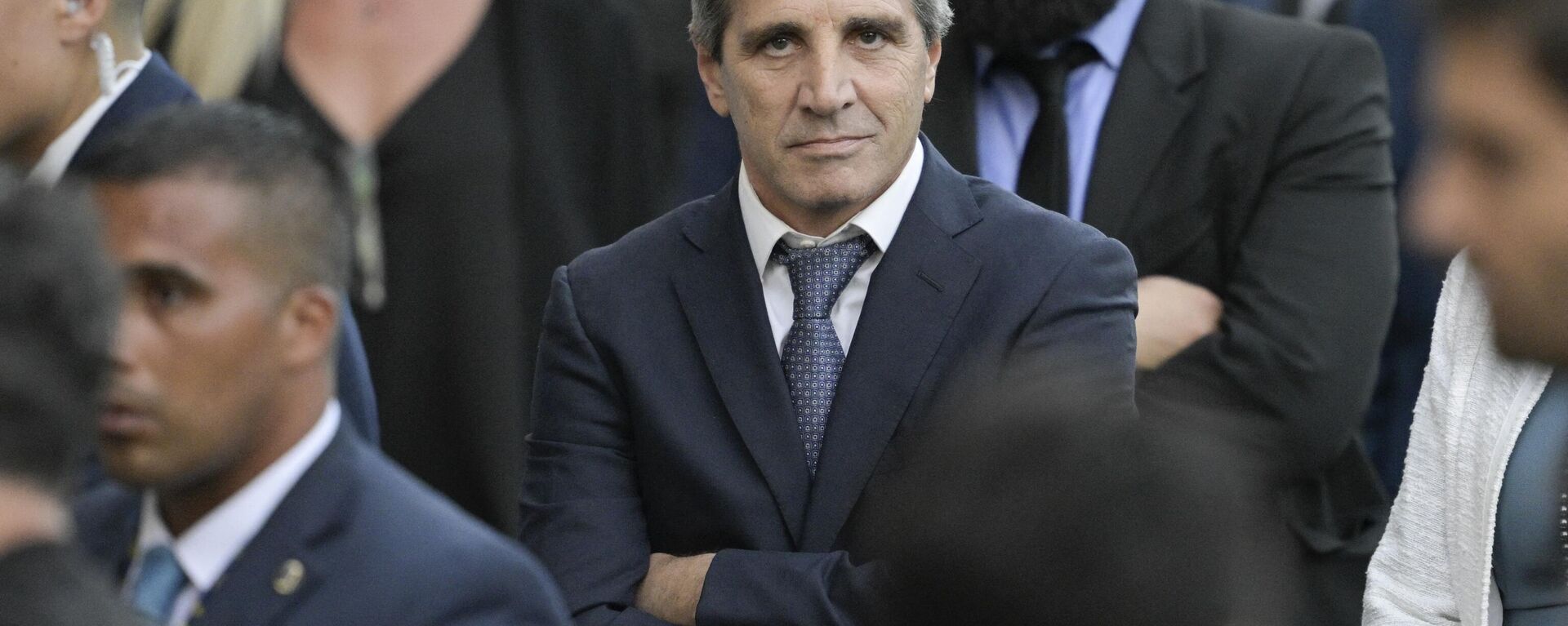 Luis Caputo, ministro da Economia argentino (no centro), participa de cerimônia interreligiosa na Catedral Metropolitana, durante o dia da posse de Javier Milei, novo presidente argentino, perto do palácio do governo Casa Rosada, Buenos Aires, Argentina, 10 de dezembro de 2023 - Sputnik Brasil, 1920, 15.12.2023