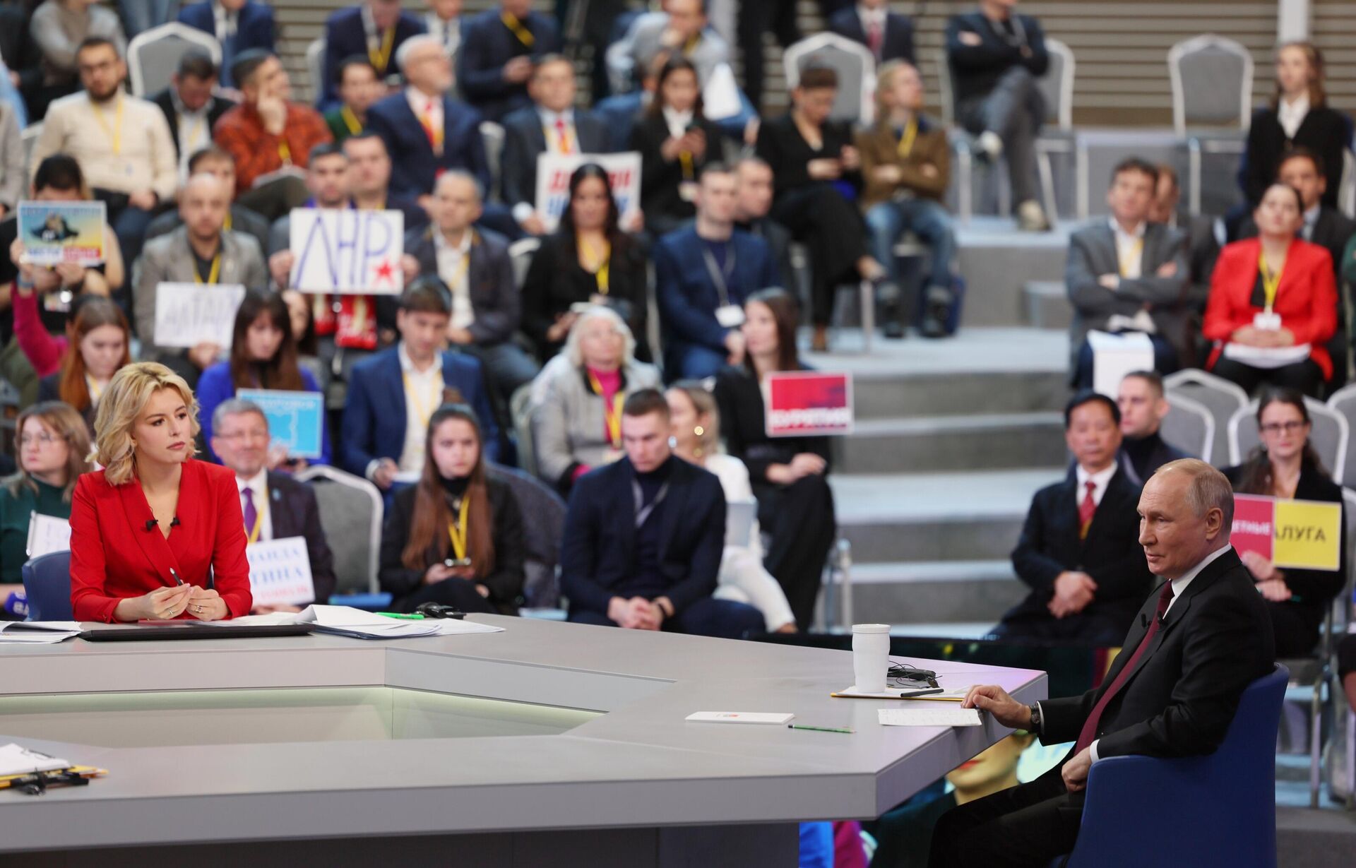 Presidente russo durante a Linha Direta com Putin, uma sessão anual de perguntas e respostas, bem como sua 18ª conferência de imprensa anual de fim de ano, no Centro de Exposições Gostiny Dvor, em Moscou, 14 de dezembro de 2023 - Sputnik Brasil, 1920, 15.12.2023