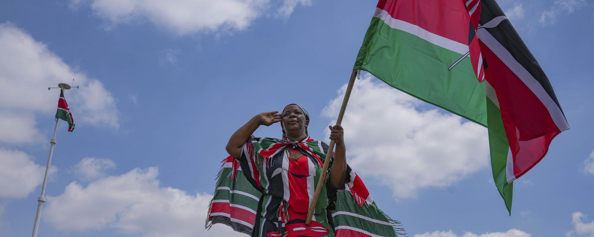 Uma mulher agita uma bandeira queniana durante as celebrações do 60º Dia de Jamhuri (Dia da Independência) do Quênia, em 12 de dezembro de 2023 - Sputnik Brasil, 1920, 15.12.2023