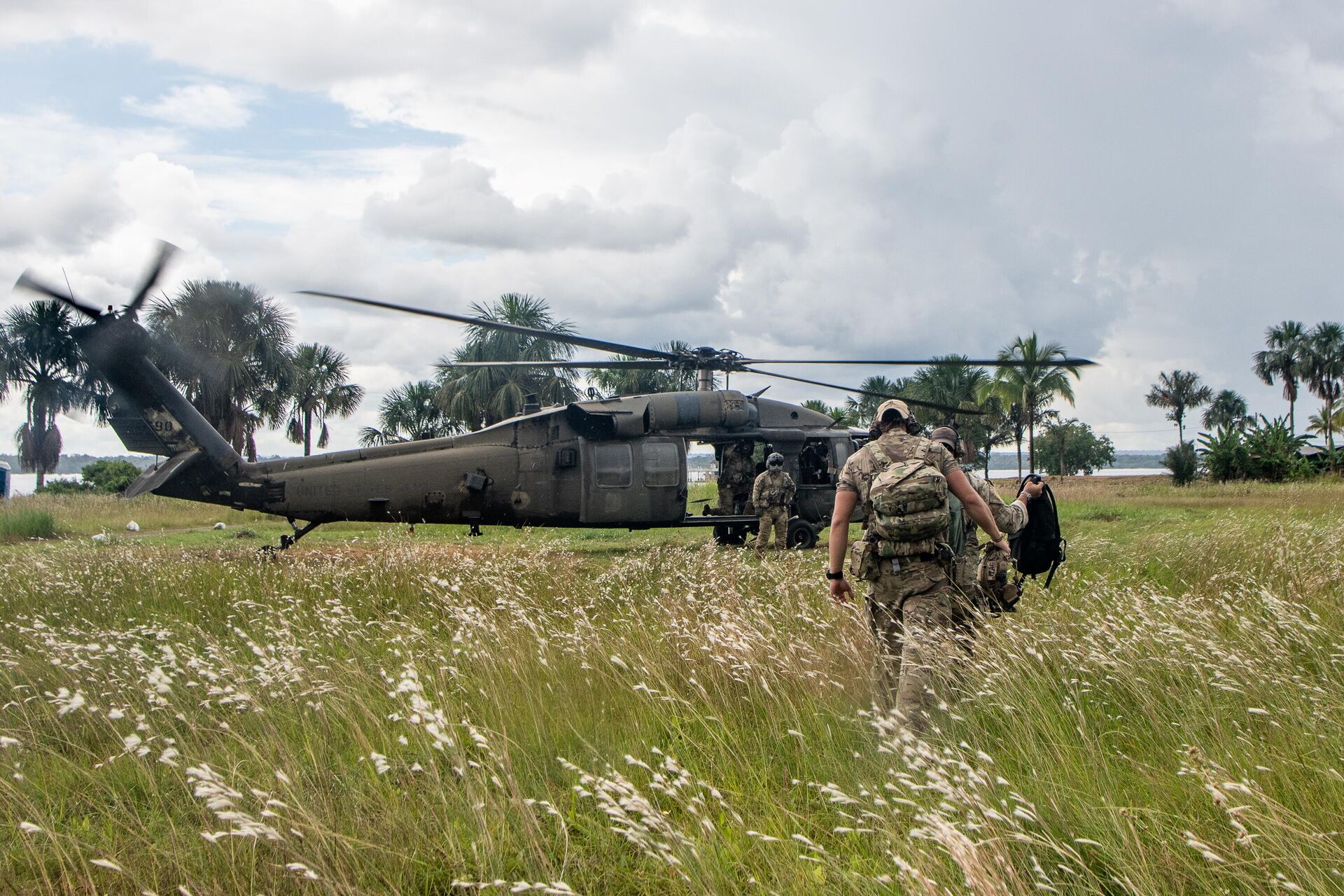 Ala de operações especiais da Guarda Nacional dos EUA embarca em um helicóptero UH-60 Black Hawk durante o exercício Tradewinds 23, na Guiana, em 19 de julho de 2023 - Sputnik Brasil, 1920, 01.08.2024