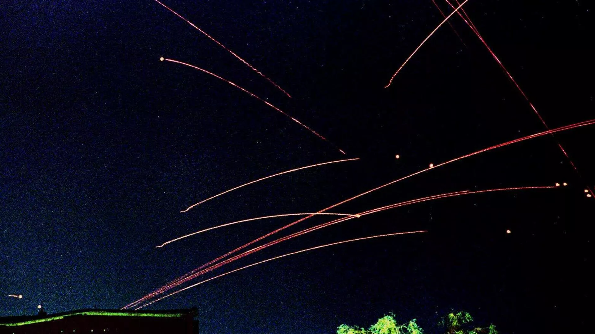 Traços vermelhos de fogo antiaéreo iraquiano no céu de Bagdá no primeiro dia do mês sagrado muçulmano do Ramadã e da quarta onda de ataques de mísseis contra o Iraque. Traços vermelhos de fogo antiaéreo iraquiano no céu de Bagdá no primeiro dia do mês sagrado muçulmano do Ramadã e da quarta onda de ataques de mísseis contra o Iraque. - Sputnik Brasil, 1920, 29.01.2026