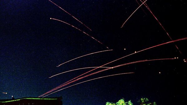 Traços vermelhos de fogo antiaéreo iraquiano no céu de Bagdá no primeiro dia do mês sagrado muçulmano do Ramadã e da quarta onda de ataques de mísseis contra o Iraque. - Sputnik Brasil