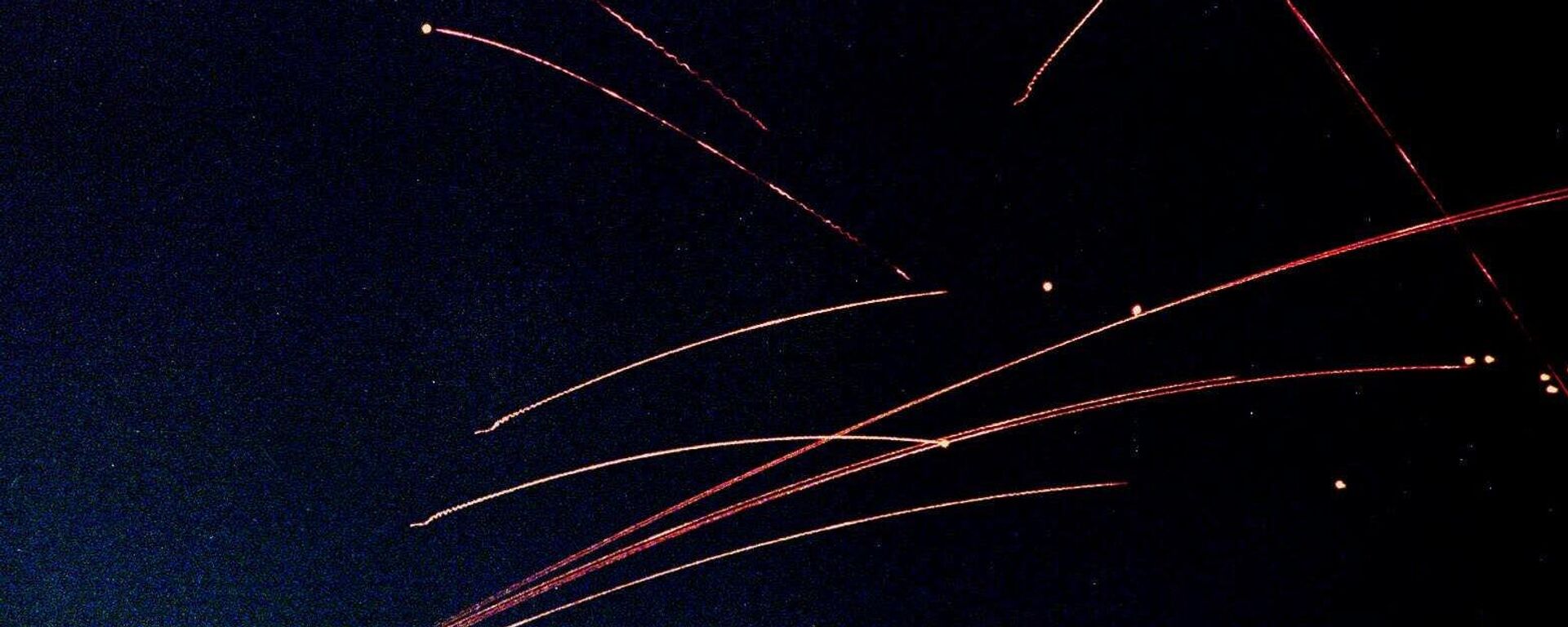 Traços vermelhos de fogo antiaéreo iraquiano no céu de Bagdá no primeiro dia do mês sagrado muçulmano do Ramadã e da quarta onda de ataques de mísseis contra o Iraque. - Sputnik Brasil, 1920, 29.01.2026