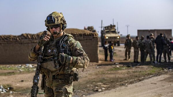 Um soldado dos EUA patrulha uma área nos arredores de Rumaylan, na província de Hasakeh, no nordeste da Síria, controlada pelos curdos, em 11 de dezembro de 2023 - Sputnik Brasil