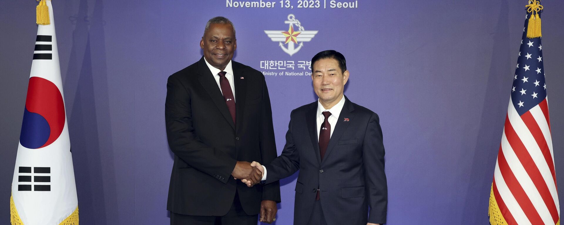 Lloyd Austin, secretário de Defesa dos EUA (à esquerda), e Shin Won-sik, ministro da Defesa Nacional da Coreia do Sul, posam para foto antes da 55ª Reunião Consultiva de Segurança (SCM, na sigla em inglês) no Ministério da Defesa em Seul, Coreia do Sul, 13 de novembro de 2023 - Sputnik Brasil, 1920, 08.08.2024