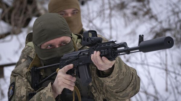 Membros do Batalhão Siberiano de etnia russa pró-ucraniana praticam durante treinamento militar perto de Kiev, Ucrânia, 13 de dezembro de 2023 - Sputnik Brasil