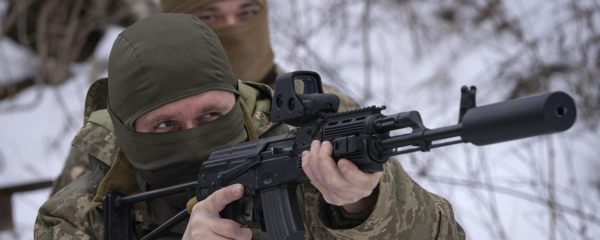 Membros do Batalhão Siberiano de etnia russa pró-ucraniana praticam durante treinamento militar perto de Kiev, Ucrânia, 13 de dezembro de 2023 - Sputnik Brasil, 1920, 27.01.2026