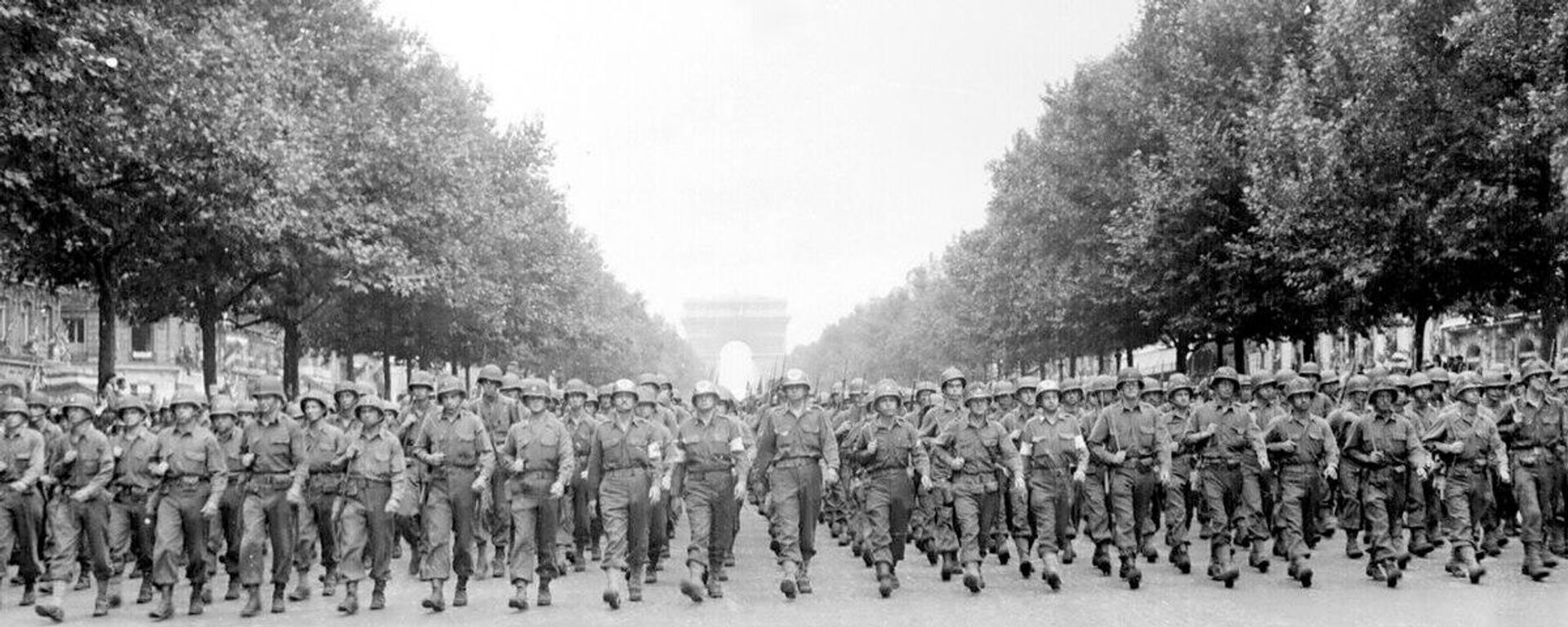 Tropas dos EUA em desfile após a Libertação de Paris em agosto de 1944 - Sputnik Brasil, 1920, 17.12.2023