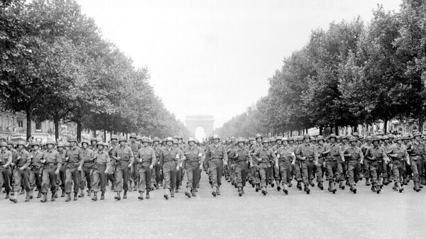 Tropas dos EUA em desfile após a Libertação de Paris em agosto de 1944 - Sputnik Brasil
