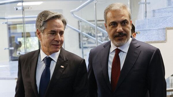 O secretário de Estado dos EUA, Antony Blinken (E), é recebido pelo ministro das Relações Exteriores da Turquia, Hakan Fidan, antes de sua reunião no Ministério das Relações Exteriores em Ancara, 6 de novembro de 2023 - Sputnik Brasil