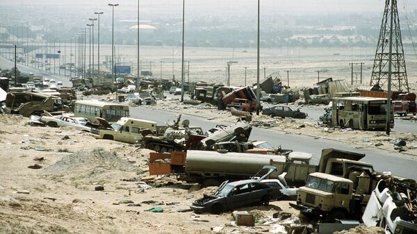 Veículos demolidos alinhados na Rodovia 80, também conhecida como a Rodovia da Morte, a rota que as forças iraquianas tomaram enquanto recuavam do Kuwait durante a Operação Desert Storm (Tempestade no Deserto) - Sputnik Brasil