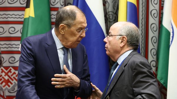 Ministro das Relações Exteriores da Rússia, Sergei Lavrov (à esquerda) e seu homólogo brasileiro, Mauro Vieira (à direita), durante reunião do BRICS às margens da Assembleia Geral da ONU, em 20 de setembro de 2023  - Sputnik Brasil