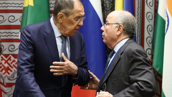 Ministro das Relações Exteriores da Rússia, Sergei Lavrov (à esquerda), e seu homólogo brasileiro, Mauro Vieira (à direita), durante reunião do BRICS às margens da Assembleia Geral da ONU, em 20 de setembro de 2023  - Sputnik Brasil