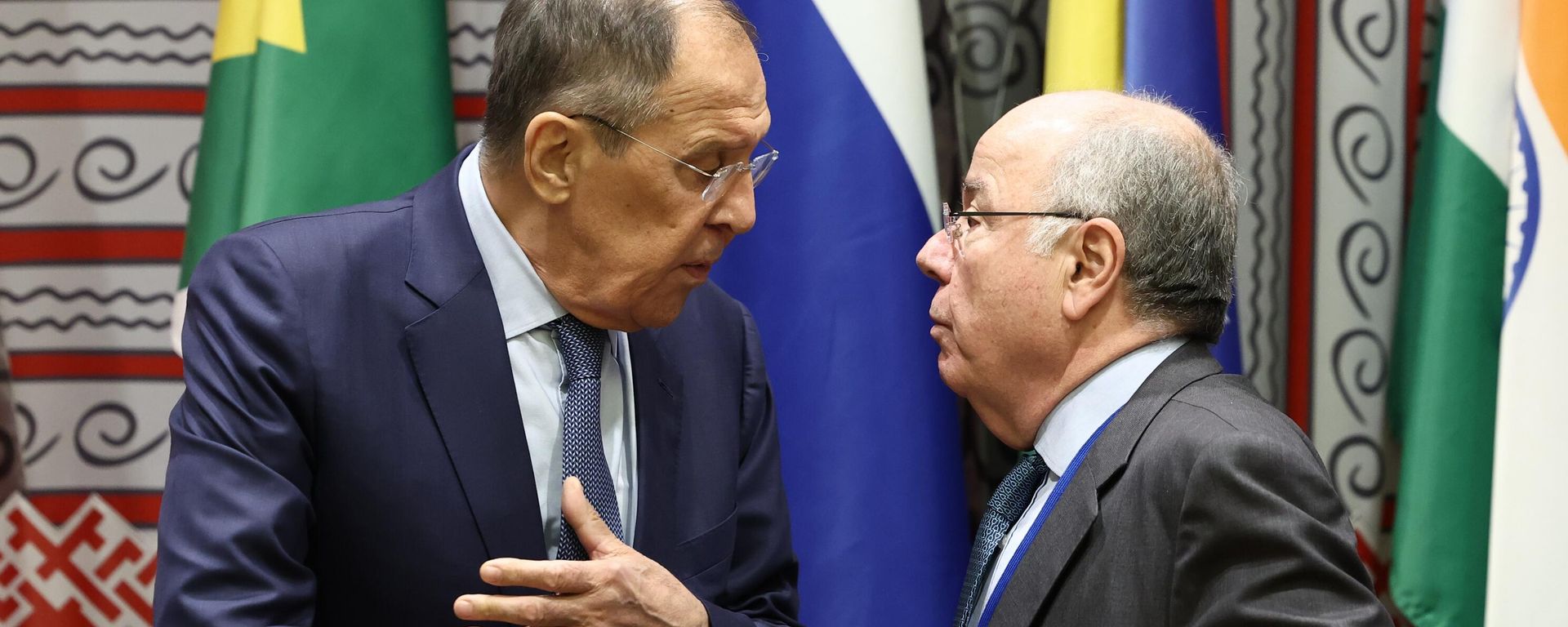 Ministro das Relações Exteriores da Rússia, Sergei Lavrov (à esquerda) e seu homólogo brasileiro, Mauro Vieira (à direita), durante reunião do BRICS às margens da Assembleia Geral da ONU, em 20 de setembro de 2023  - Sputnik Brasil, 1920, 28.08.2026