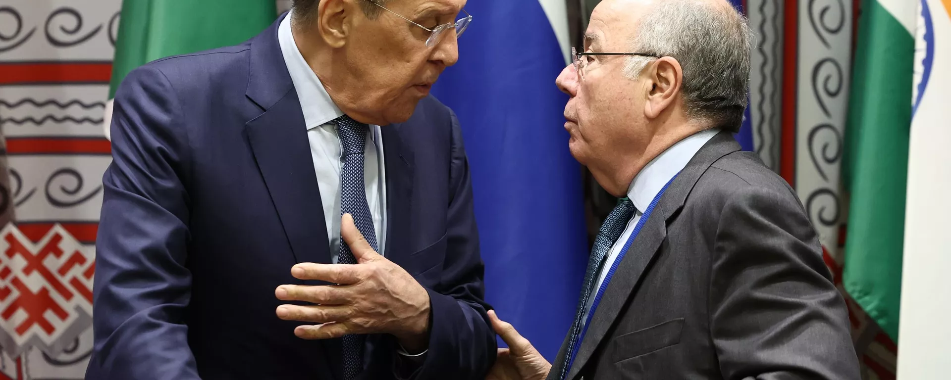 Ministro das Relações Exteriores da Rússia, Sergei Lavrov (à esquerda), e seu homólogo brasileiro, Mauro Vieira (à direita), durante reunião do BRICS às margens da Assembleia Geral da ONU, em 20 de setembro de 2023 - Sputnik Brasil, 1920, 19.08.2025