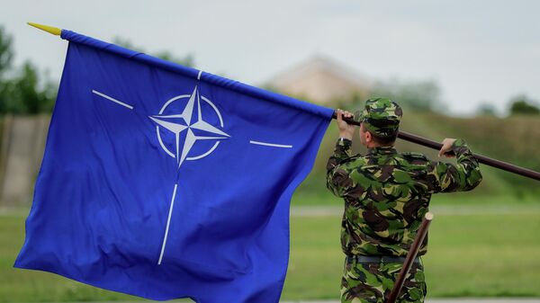 Arquivo: militar romeno hasteia a bandeira da Organização do Tratado do Atlântico Norte (OTAN) - Sputnik Brasil