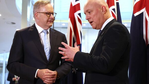 O primeiro-ministro da Austrália, Anthony Albanese (L), conversa com o primeiro-ministro da Nova Zelândia, Christopher Luxon, em Sydney, em 20 de dezembro de 2023 - Sputnik Brasil
