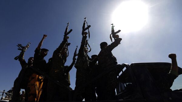 Combatentes houthis recém-recrutados em veículo militar durante reunião em Sanaa. Iêmen, 3 de janeiro de 2017 - Sputnik Brasil