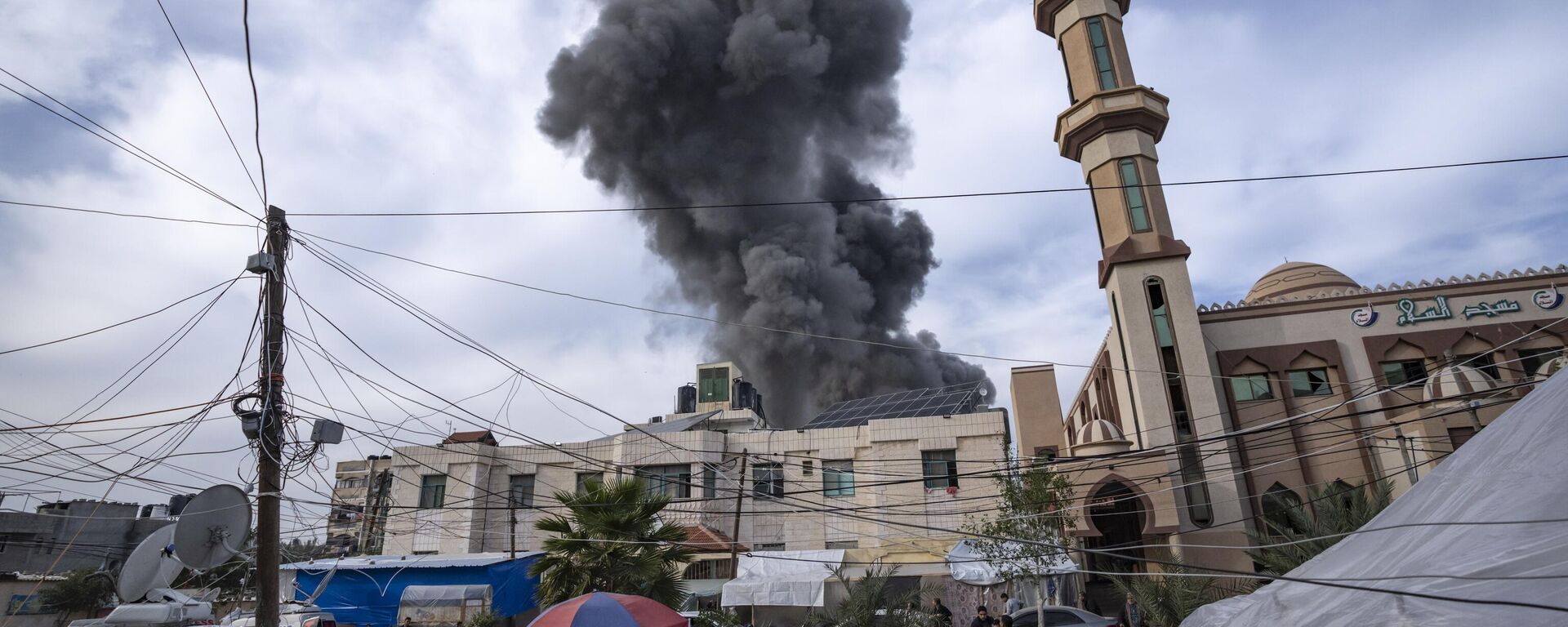 Fumaça sobe após bombardeio israelense em Rafah, no sul da Faixa de Gaza, 20 de dezembro de 2023 - Sputnik Brasil, 1920, 21.12.2023