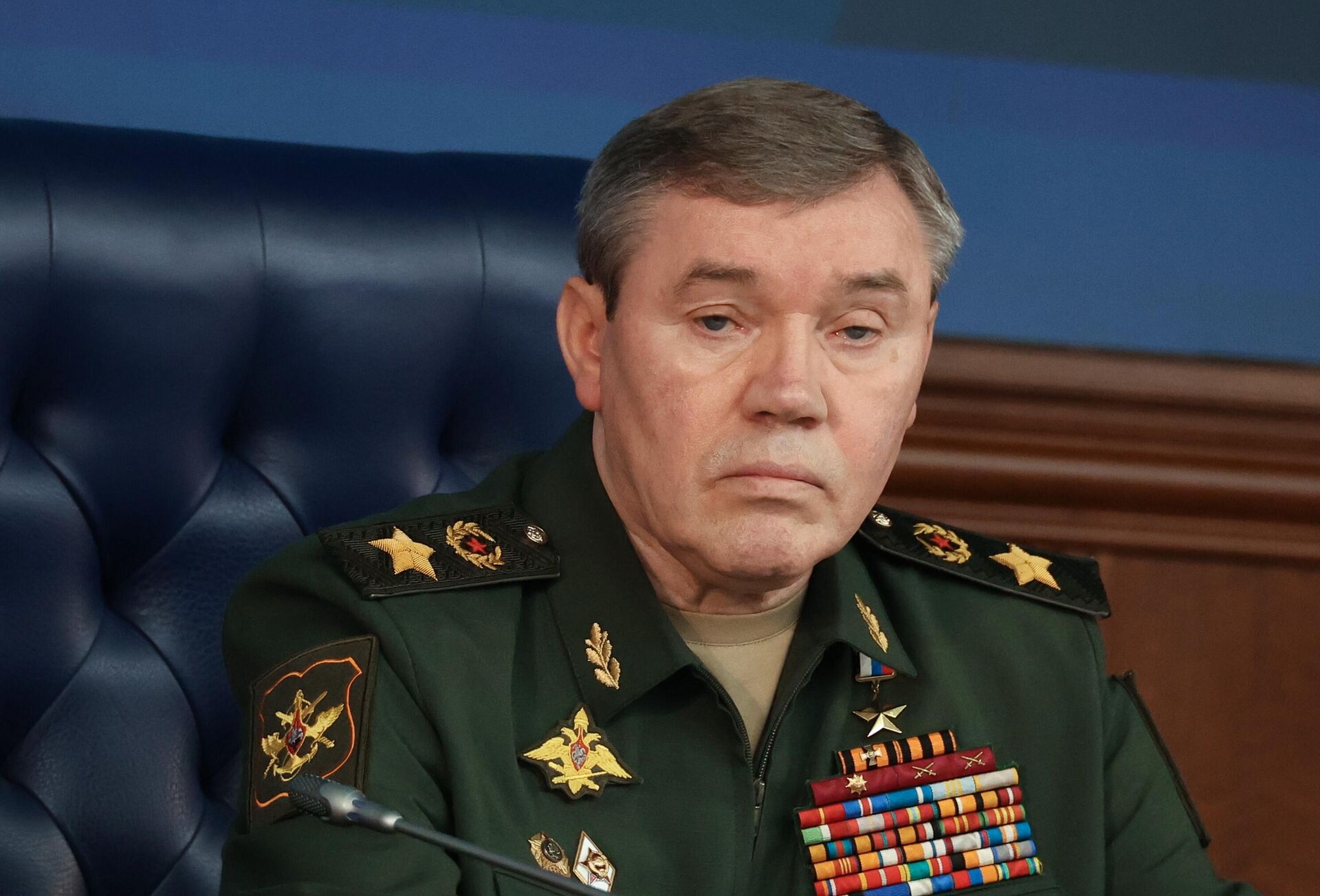 Valery Gerasimov, chefe do Estado-Maior Conjunto das Forças Armadas da Rússia, e vice-ministro da Defesa, durante reunião ampliada da diretoria do Ministério da Defesa no Centro de Controle de Defesa Nacional, 19 de dezembro de 2023 - Sputnik Brasil, 1920, 07.10.2025