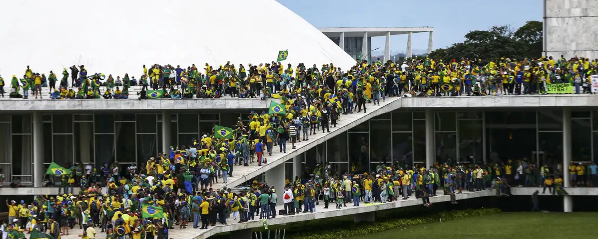 Manifestantes bolsonaristas durante a invasão das sedes dos três Poderes. Brasília (DF), 8 de janeiro de 2023 - Sputnik Brasil, 1920, 21.12.2023