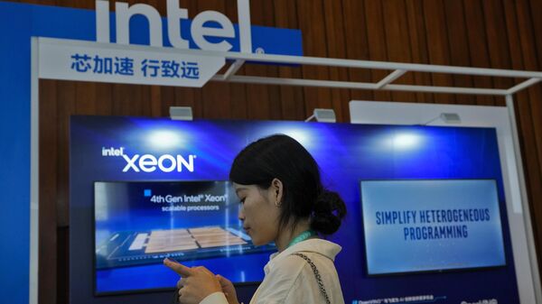 Mulher navega em seu smartphone perto de estande da Intel promovendo seus chips Xeon durante a Cúpula Wave em Pequim, China, 16 de agosto de 2023 - Sputnik Brasil