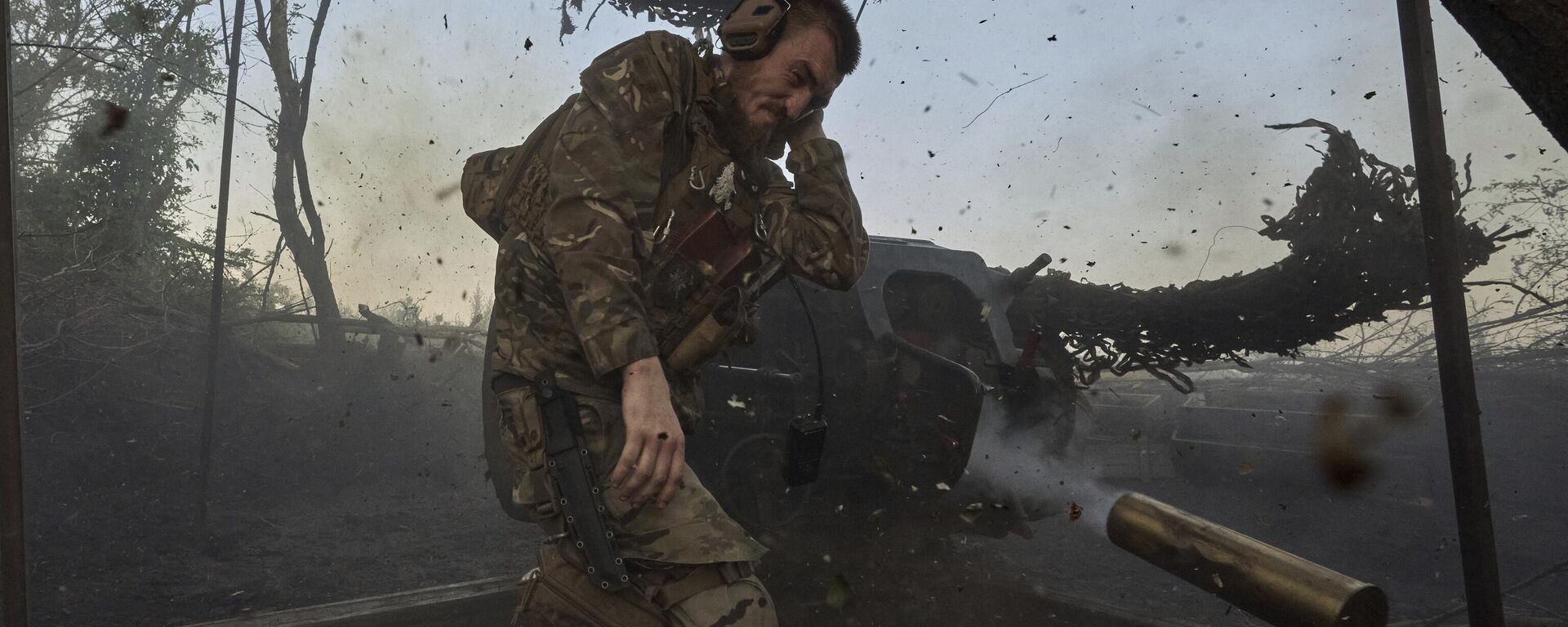 Militar ucraniano da 10ª Brigada de Assalto Edelweiss dispara canhão D-30 contra posições russas no front, perto de Artyomovsk (Bakhmut, em ucraniano), em 5 de julho de 2023 - Sputnik Brasil, 1920, 13.08.2025