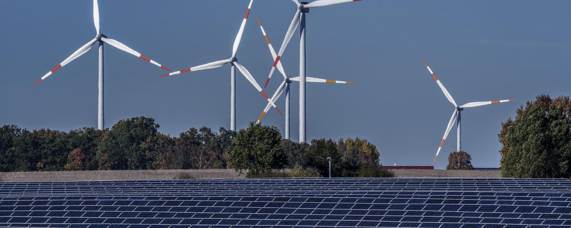 Turbinas eólicas funcionando em um parque solar em Rapshagen. Alemanha, 28 de outubro de 2021 - Sputnik Brasil, 1920, 18.07.2024