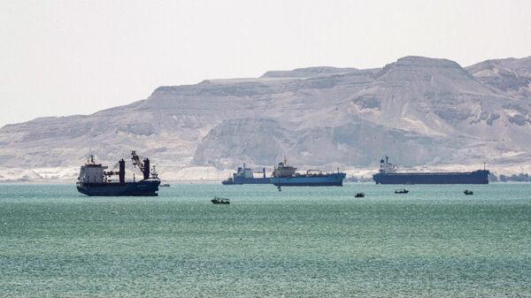 Navios-tanque e navios de carga perto da entrada do canal de Suez, na cidade portuária de Suez, no mar Vermelho. Egito, 28 de março de 2021 - Sputnik Brasil