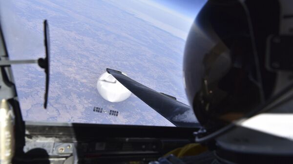 Piloto da Força Aérea dos EUA observa o suposto balão de vigilância chinês enquanto este paira sobre a região central dos Estados Unidos, em 3 de fevereiro de 2023 - Sputnik Brasil