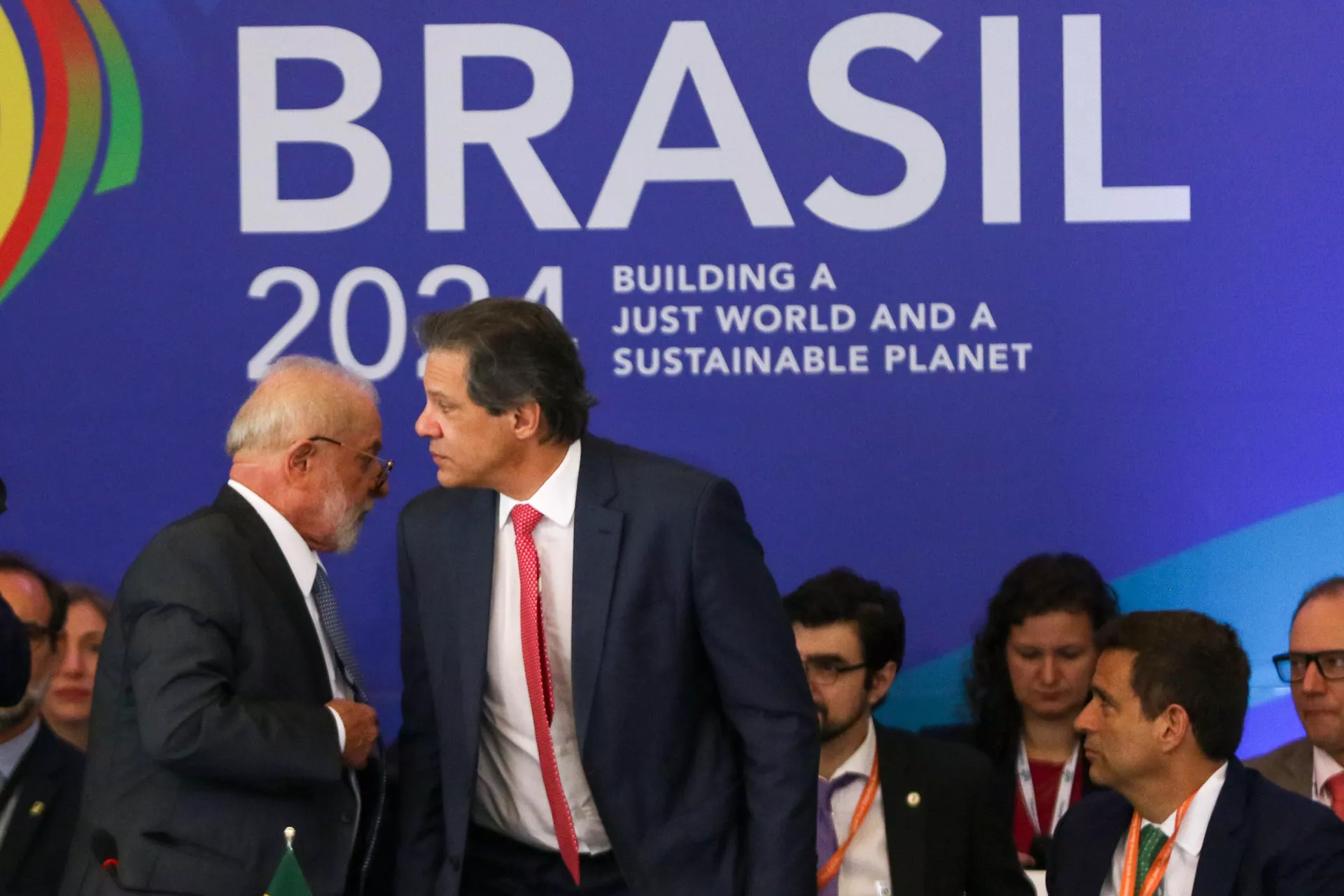 O presidente Luiz Inácio Lula da Silva e o ministro da Fazenda Fernando Haddad na sessão de Sherpas do G20, no Palácio do Itamaraty, Brasília, em 13 de dezembro de 2023. - Sputnik Brasil, 1920, 01.08.2024