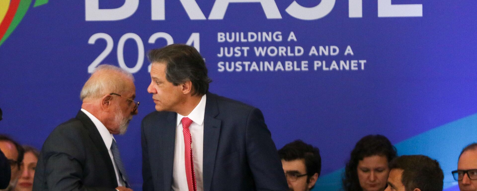 O presidente Luiz Inácio Lula da Silva e o ministro da Fazenda, Fernando Haddad, na sessão de sherpas do G20, no Palácio Itamaraty. Brasília (DF), 13 de dezembro de 2023 O presidente Luiz Inácio Lula da Silva e o ministro da Fazenda, Fernando Haddad, na sessão de sherpas do G20, no Palácio Itamaraty. Brasília (DF), 13 de dezembro de 2023 - Sputnik Brasil, 1920, 25.12.2023