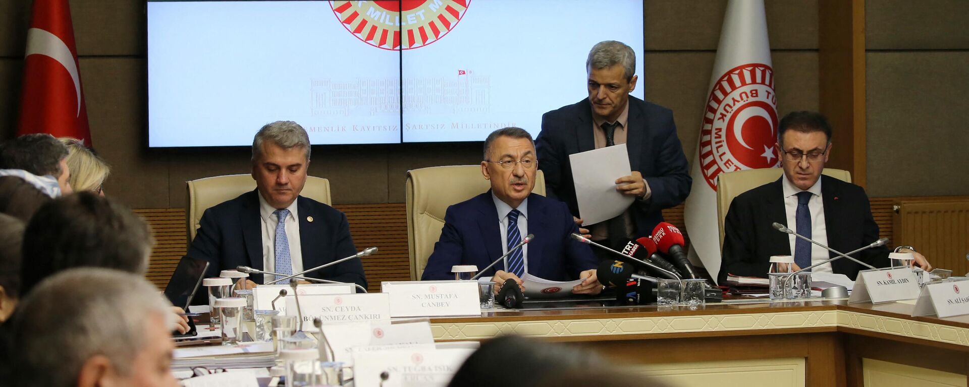 Fuat Oktay, do Comitê de Relações Exteriores da Grande Assembleia Nacional da Turquia, preside uma sessão do comitê no TBMM em Ancara. Turquia, 26 de dezembro de 2023 - Sputnik Brasil, 1920, 26.12.2023