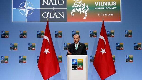 O presidente da Turquia, Recep Tayyip Erdogan, dá uma conferência de imprensa durante a Cúpula da OTAN em Vilnius, 12 de julho de 2023 - Sputnik Brasil