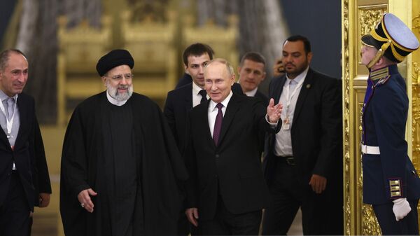 O presidente russo, Vladimir Putin (com a mão estendida), e o presidente iraniano, Ebrahim Raisi (ao lado de Putin), chegam para um almoço de trabalho no Kremlin, em Moscou, Rússia, em 7 de dezembro de 2023 - Sputnik Brasil