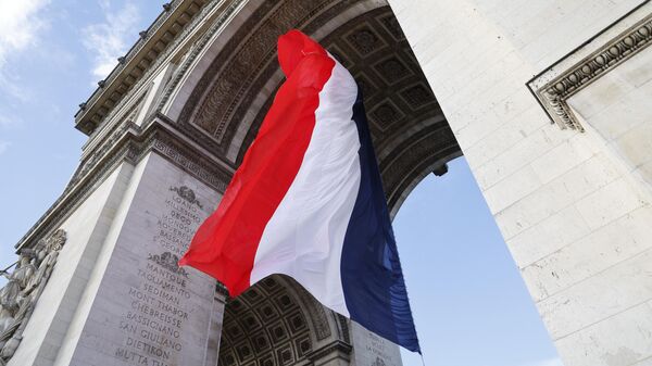 Uma gigante bandeira francesa tremula ao vento sob o Arco do Triunfo durante uma cerimônia no Túmulo do Soldado Desconhecido. Paris, 11 de novembro de 2023 - Sputnik Brasil