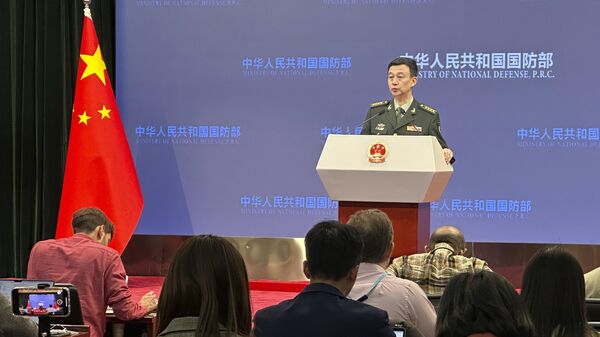 O porta-voz do Ministério da Defesa da China, coronel Wu Qian, fala aos repórteres em um briefing mensal em Pequim. China, 28 de dezembro de 2023 - Sputnik Brasil