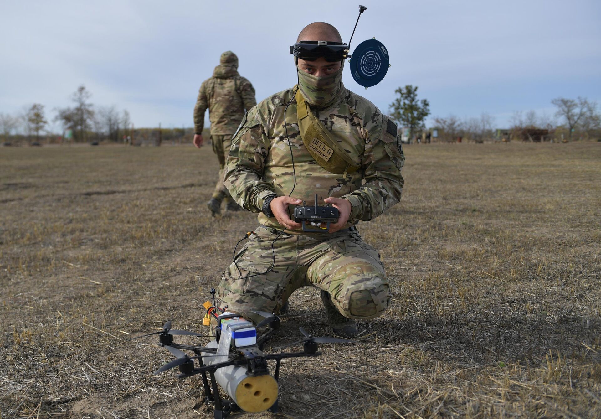 Um piloto de drone FPV do batalhão de voluntários Sudoplatov participa de um exercício em um campo de treinamento no decorrer da operação militar da Rússia na Ucrânia, no território da região de Zaporozhie, que acessou a Rússia - Sputnik Brasil, 1920, 27.02.2025