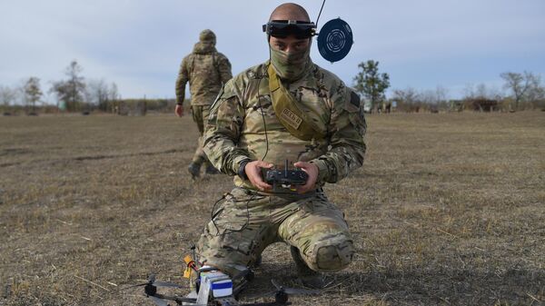 Um piloto de drone FPV do batalhão de voluntários Sudoplatov participa de um exercício em um campo de treinamento no decorrer da operação militar da Rússia na Ucrânia, no território da região de Zaporozhie, que acessou a Rússia - Sputnik Brasil